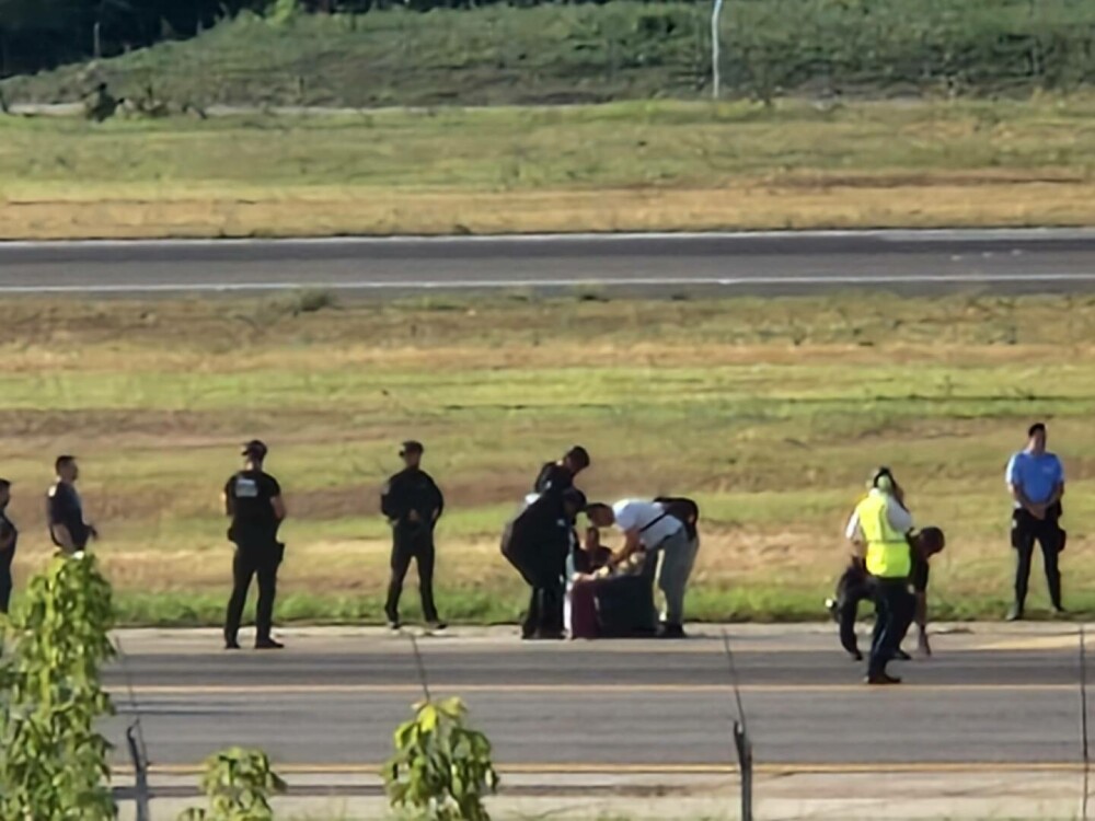 Amenințarea cu bombă de la bordul avionului care a aterizat de urgență pe Aeroportul Otopeni nu se confirmă - Imaginea 7
