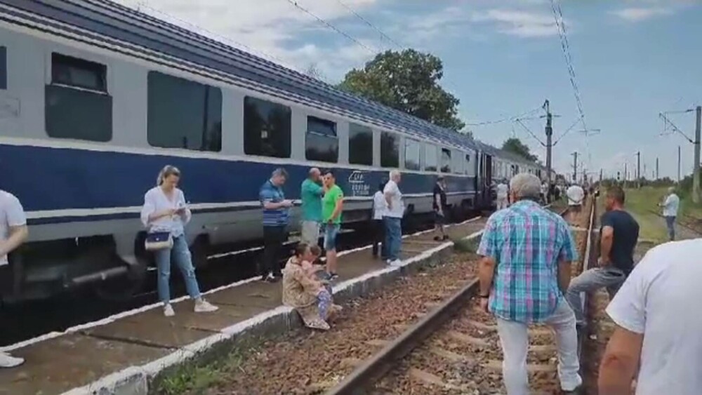 „Sunt oameni care efectiv se sufocă”. Sute de călători cu trenul au rămas blocați minute în șir în câmp, la 40 de grade - Imaginea 3