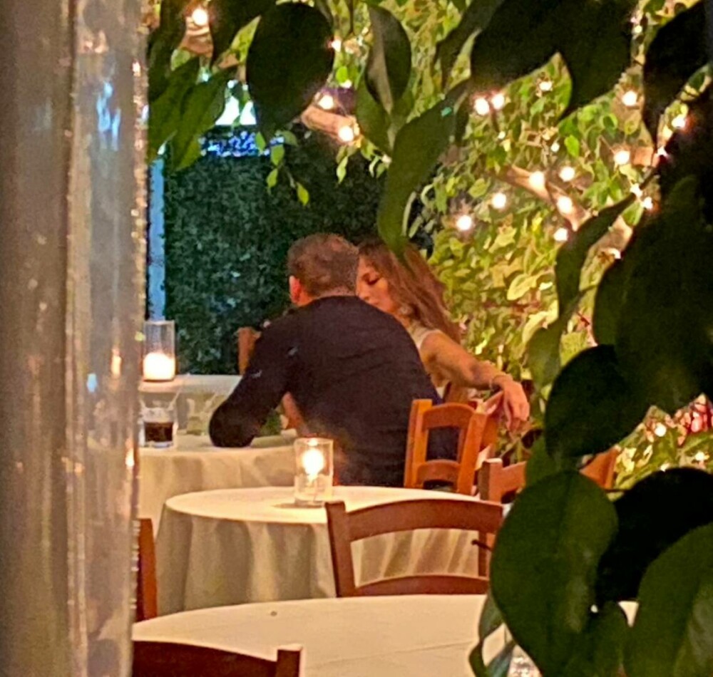 Jennifer Lopez și Ben Affleck au aniversat un an de căsnicie. Cum au fost surprinși la un restaurant celebru | GALERIE FOTO - Imaginea 8