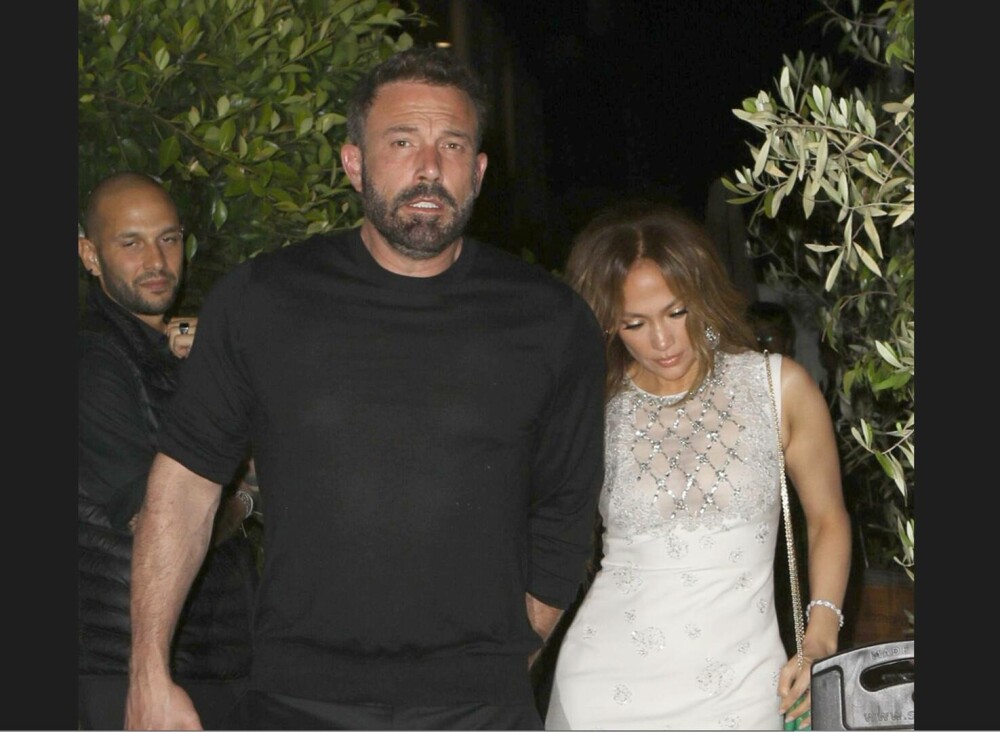 Jennifer Lopez și Ben Affleck au aniversat un an de căsnicie. Cum au fost surprinși la un restaurant celebru | GALERIE FOTO - Imaginea 1