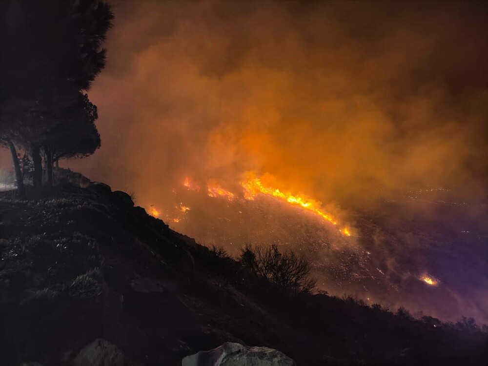 Incendii devastatoare în Rodos. Mii de persoane au fost evacuate și au petrecut noaptea în aer liber | GALERIE FOTO - Imaginea 24