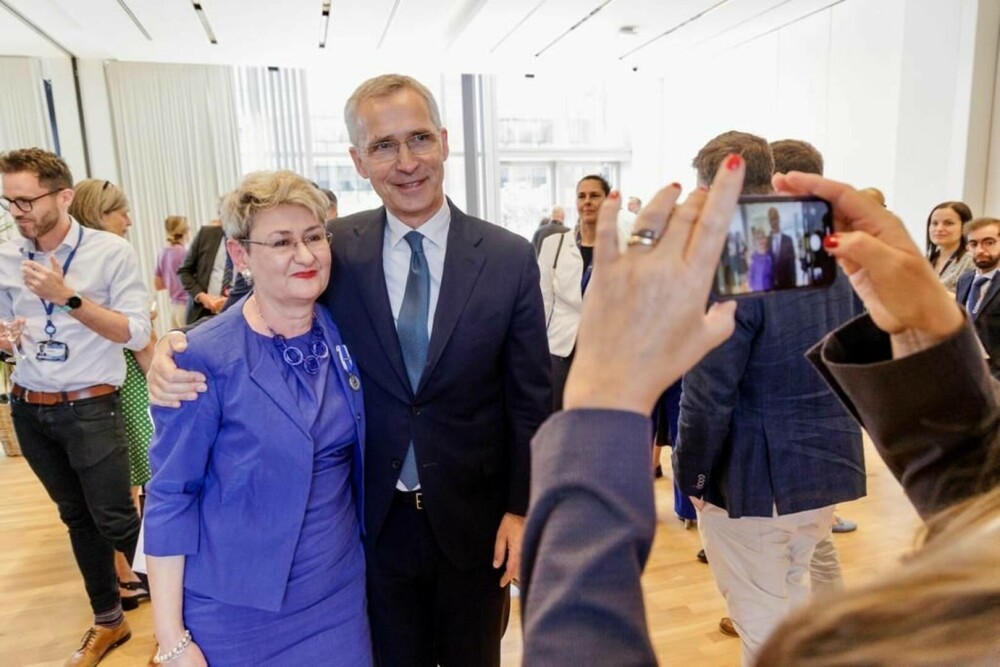 Înalta distincție primită de Oana Lungescu din partea lui Jens Stoltenberg pentru cariera excepțională în cadrul NATO - Imaginea 2