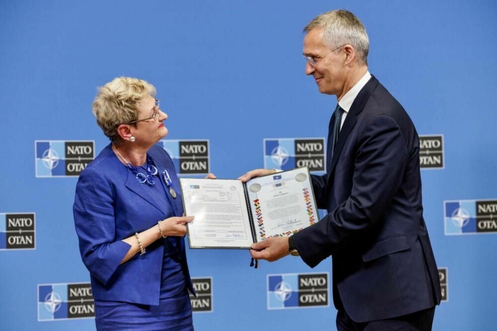 Înalta distincție primită de Oana Lungescu din partea lui Jens Stoltenberg pentru cariera excepțională în cadrul NATO - Imaginea 1