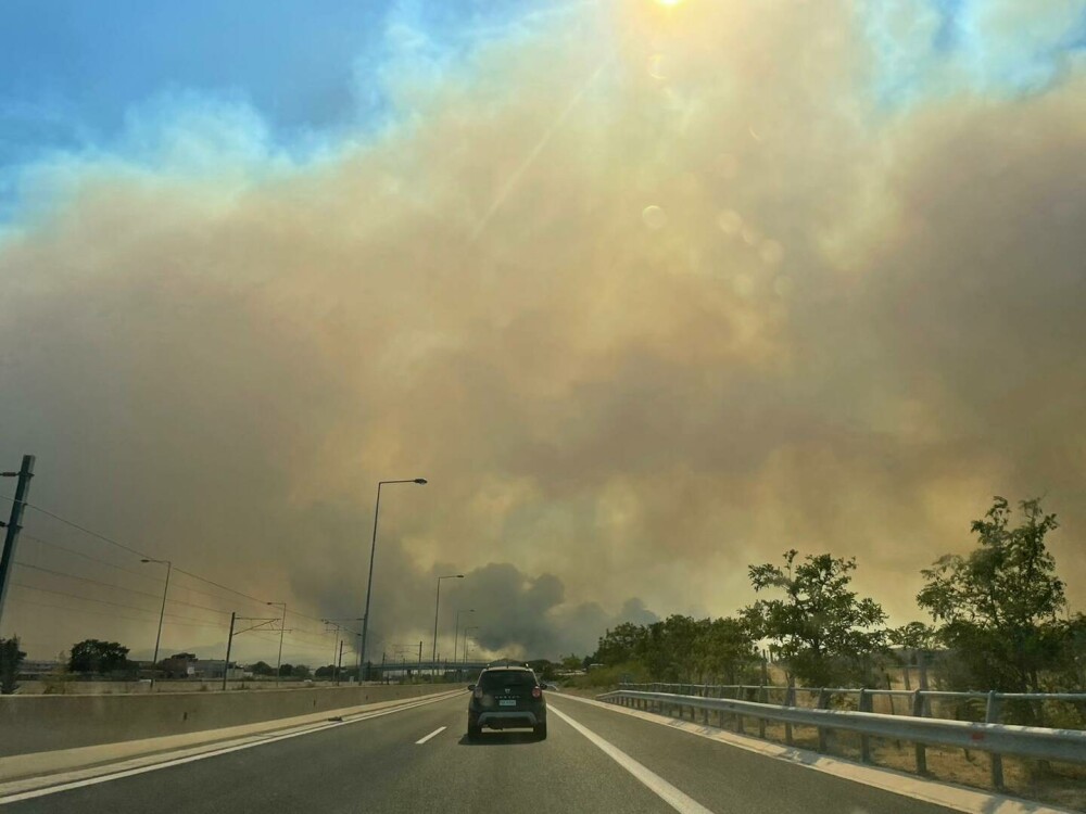 Pompierii români din Grecia intervin pentru stingerea unui incendiu de vegetaţie uscată şi pădure, la nord-vest de Atena - Imaginea 2