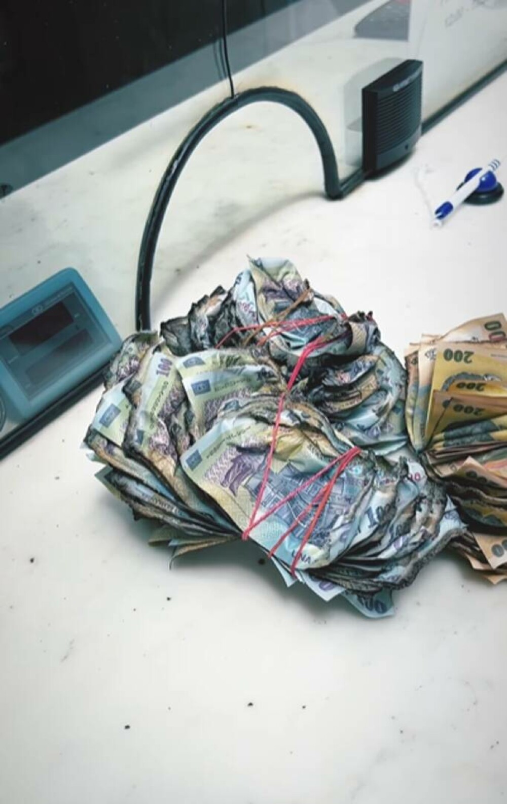 Un român a mers la BNR cu un teanc de bancnote arse și a primit unele noi. Cum a fost posibil - Imaginea 2