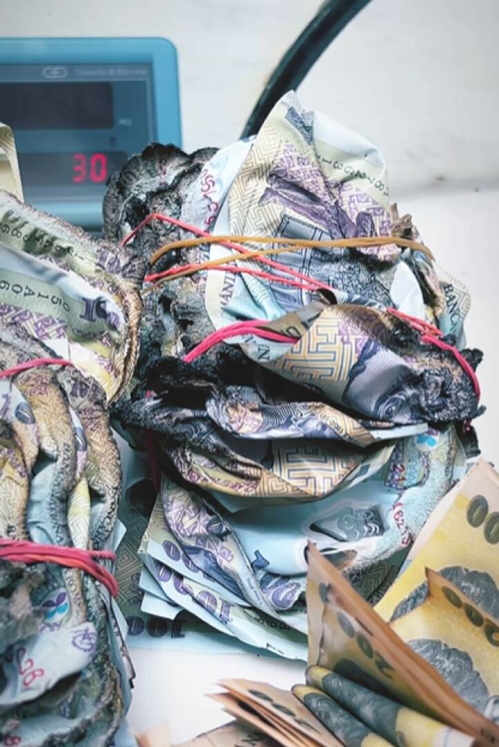 Un român a mers la BNR cu un teanc de bancnote arse și a primit unele noi. Cum a fost posibil - Imaginea 3