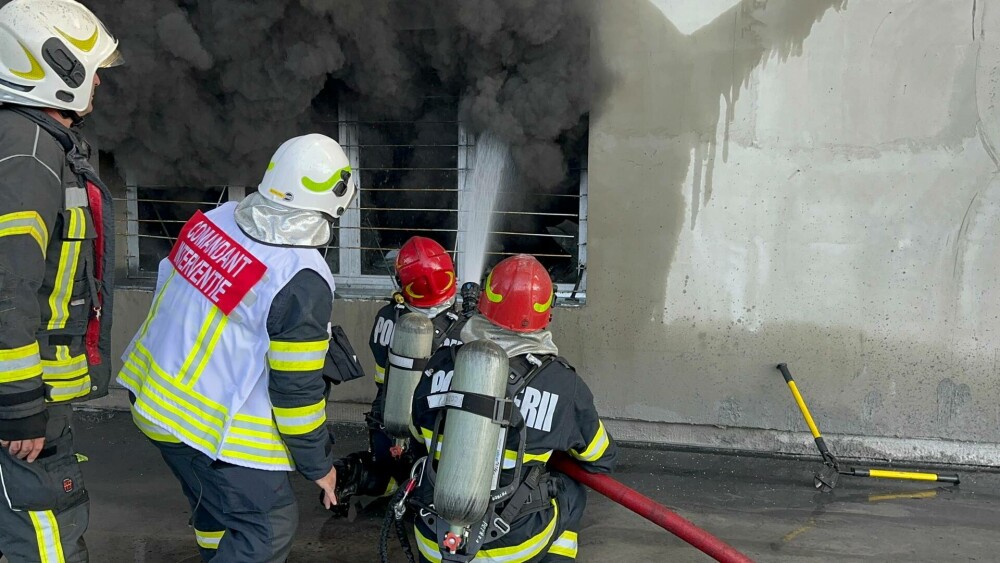 Incendiu puternic la o hală de calculatoare din Mureș. A fost emis RO-ALERT | FOTO - Imaginea 6