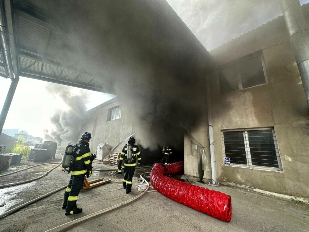 Incendiu puternic la o hală de calculatoare din Mureș. A fost emis RO-ALERT | FOTO - Imaginea 7