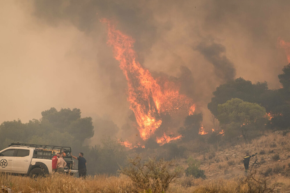 Incendii devastatoare în Rodos. Mii de persoane au fost evacuate și au petrecut noaptea în aer liber | GALERIE FOTO - Imaginea 20