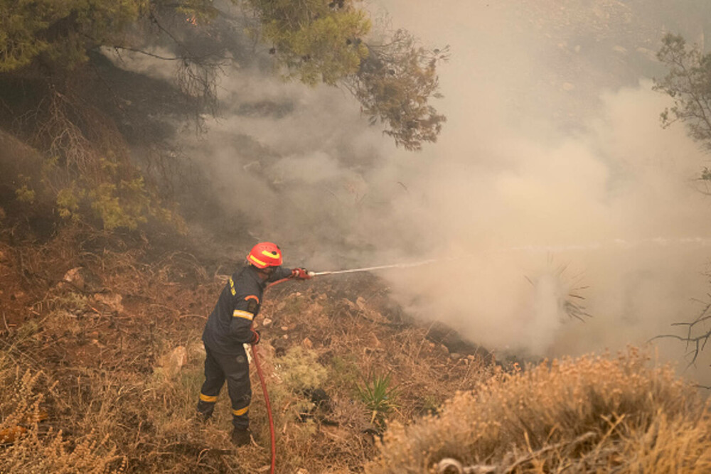 Incendii devastatoare în Rodos. Mii de persoane au fost evacuate și au petrecut noaptea în aer liber | GALERIE FOTO - Imaginea 16