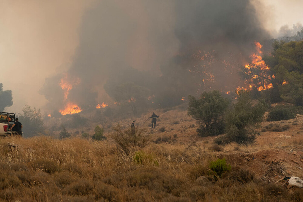 Un nou val de caniculă cuprinde Grecia, deja pârjolită de incendii devastatoare. Imagini cu focarul de lângă Atena - Imaginea 9