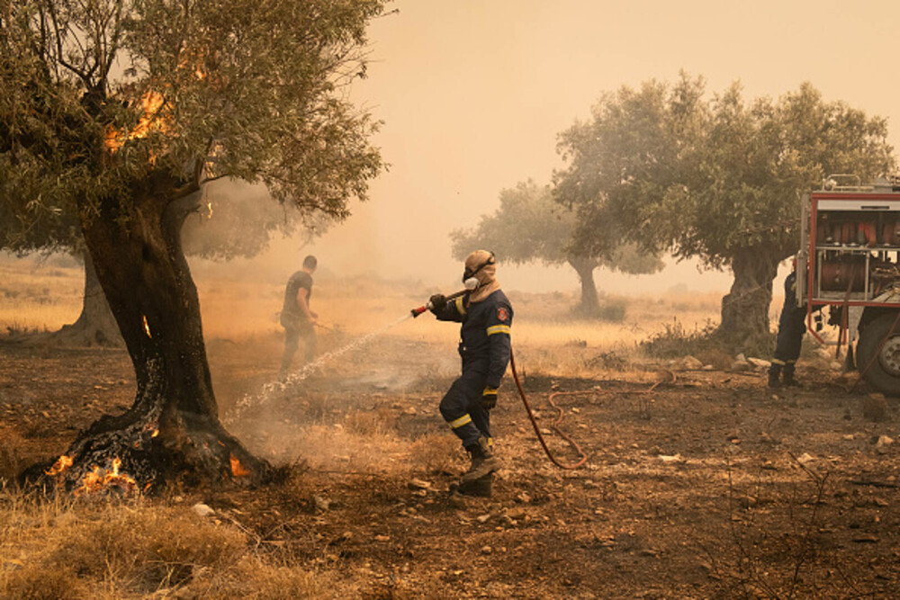 Incendii devastatoare în Rodos. Mii de persoane au fost evacuate și au petrecut noaptea în aer liber | GALERIE FOTO - Imaginea 13