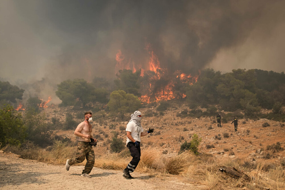 Incendiile din Grecia în imagini. Zeci de mii de oameni fug din calea flăcărilor devastatoare | Galerie Foto - Imaginea 34