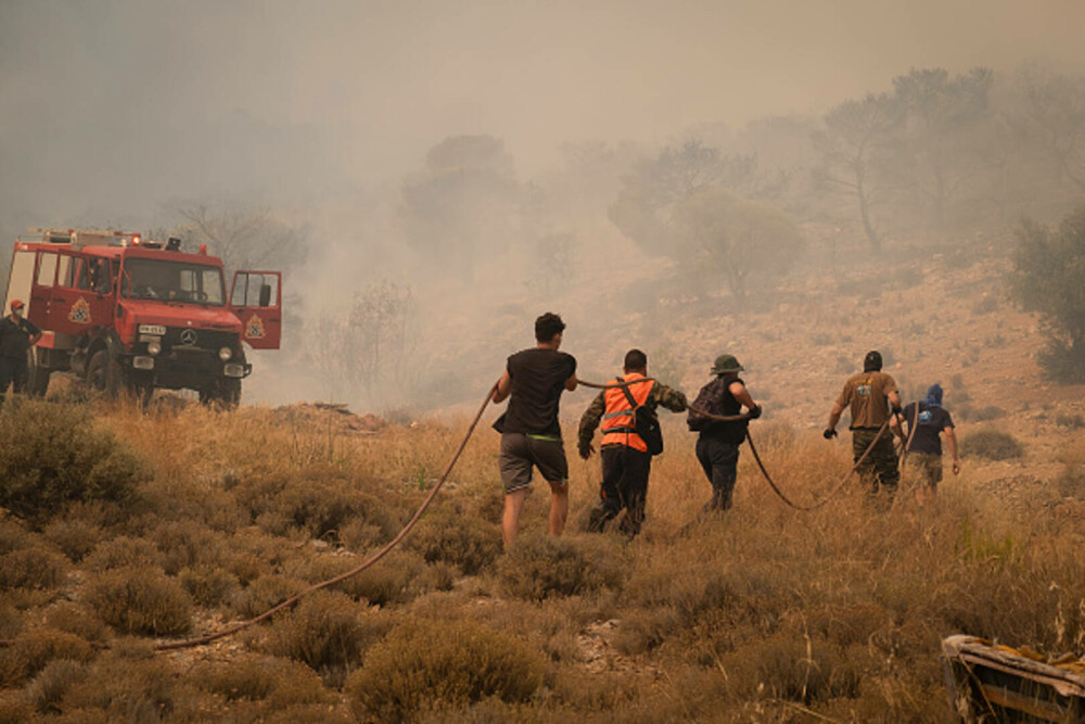 Incendiile din Grecia în imagini. Zeci de mii de oameni fug din calea flăcărilor devastatoare | Galerie Foto - Imaginea 33