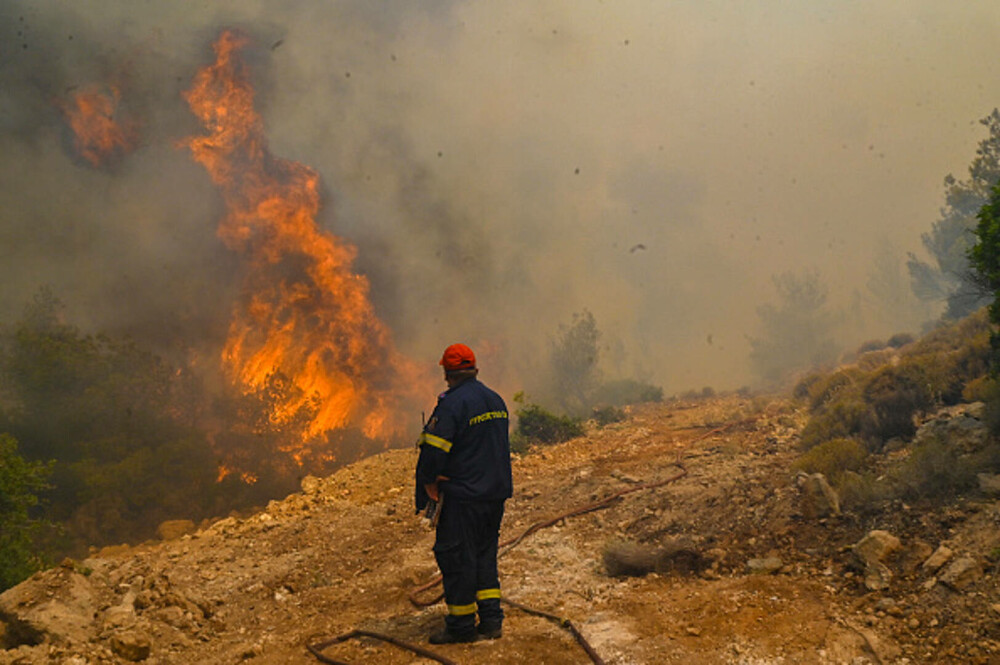 Incendiile din Grecia în imagini. Zeci de mii de oameni fug din calea flăcărilor devastatoare | Galerie Foto - Imaginea 32