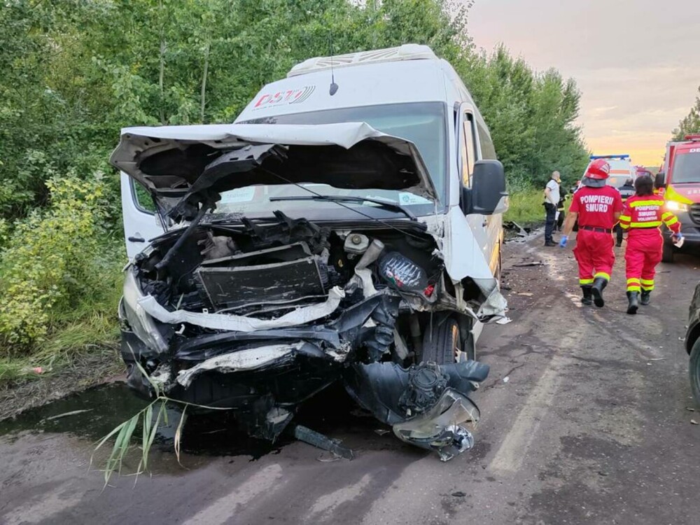 Accident între un microbuz și o mașină, în Prahova: un mort și 16 răniți. Planul roşu de intervenţie, activat | FOTO - Imaginea 1