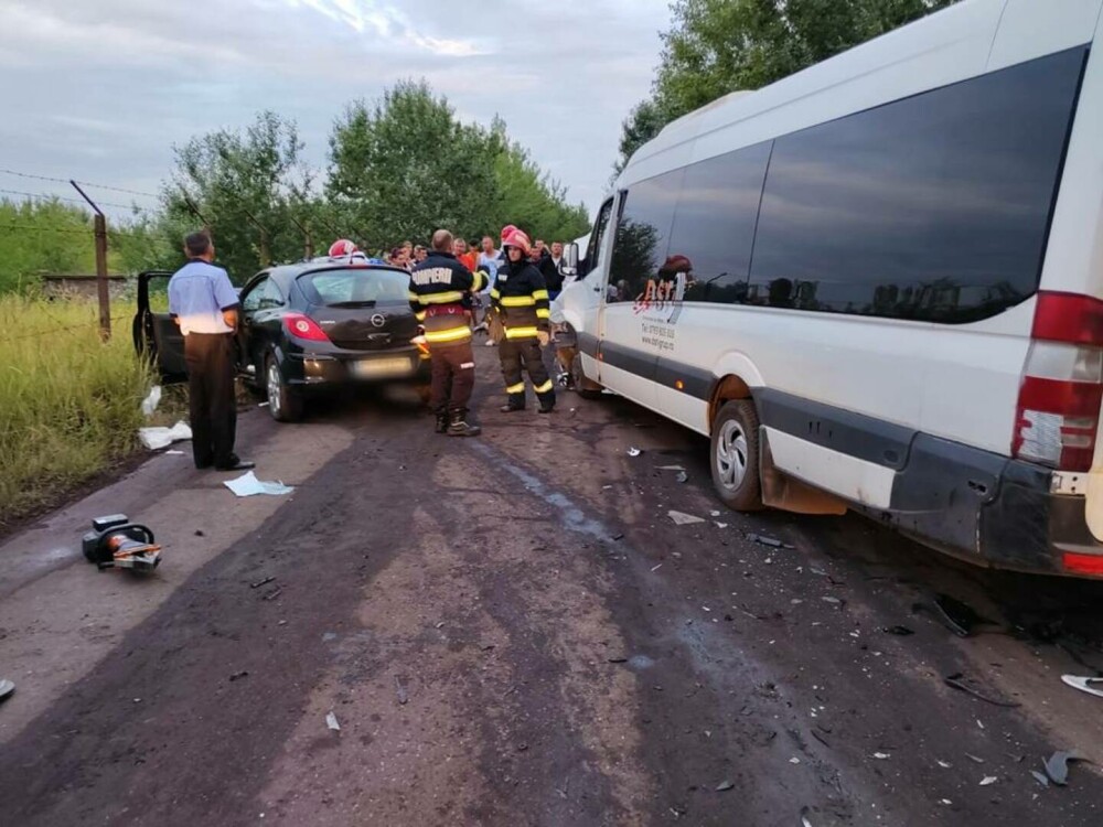 Accident între un microbuz și o mașină, în Prahova: un mort și 16 răniți. Planul roşu de intervenţie, activat | FOTO - Imaginea 3