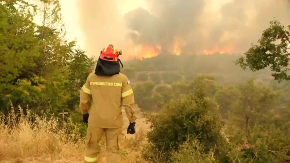 Incendii devastatoare în Rodos. Mii de persoane au fost evacuate și au petrecut noaptea în aer liber | GALERIE FOTO - Imaginea 8