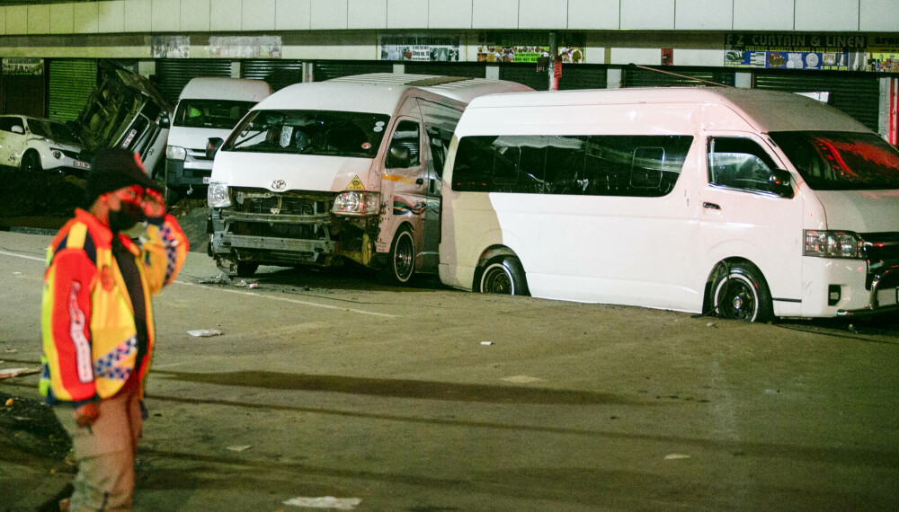 Momentul șocant în care are loc explozia din Johannesburg. Un autobuz sare în aer și aproape strivește un om | VIDEO - Imaginea 3
