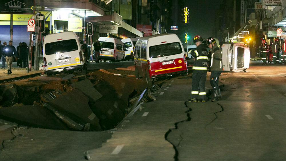 Momentul șocant în care are loc explozia din Johannesburg. Un autobuz sare în aer și aproape strivește un om | VIDEO - Imaginea 8