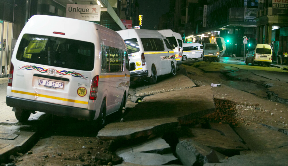 Momentul șocant în care are loc explozia din Johannesburg. Un autobuz sare în aer și aproape strivește un om | VIDEO - Imaginea 13