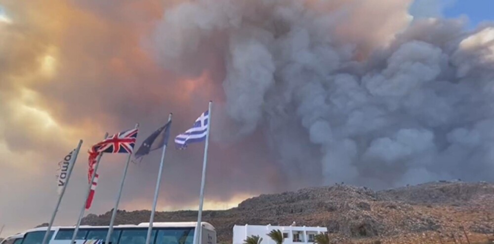 Incendii devastatoare în Rodos. Mii de persoane au fost evacuate și au petrecut noaptea în aer liber | GALERIE FOTO - Imaginea 7