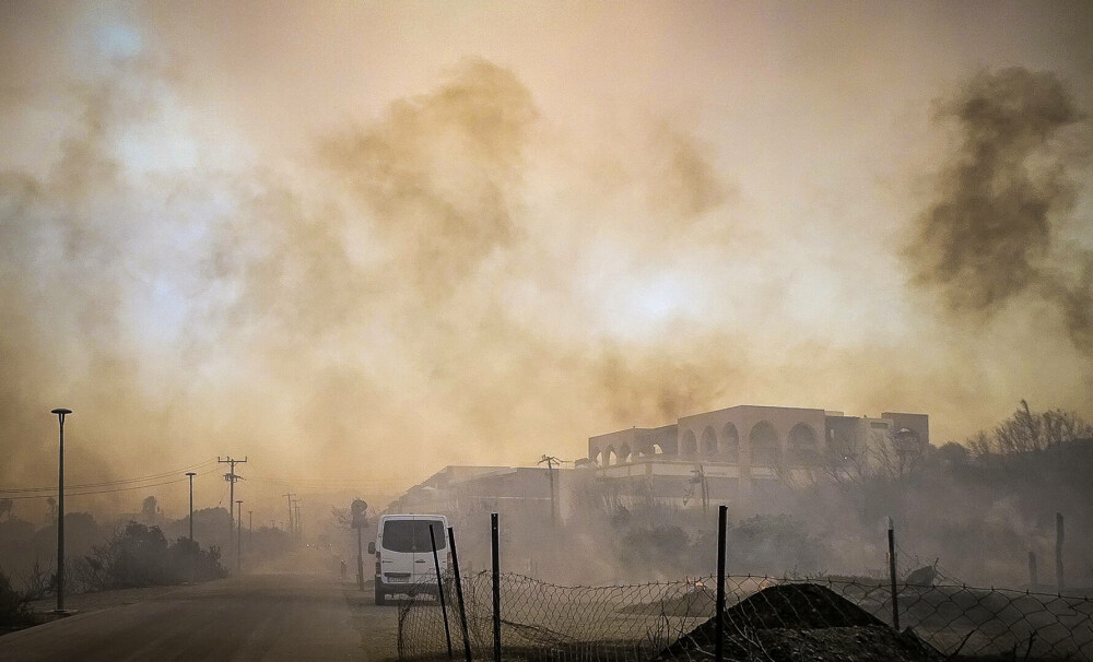 Imagini apocaliptice pe insula Rodos din Grecia, din cauza incendiilor. Oameni cu valize în brațe, căutând refugiu - Imaginea 1