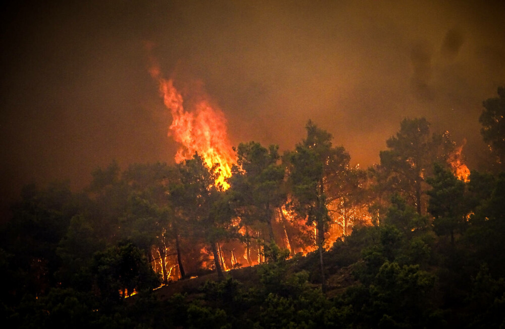 Incendii devastatoare în Rodos. Mii de persoane au fost evacuate și au petrecut noaptea în aer liber | GALERIE FOTO - Imaginea 5