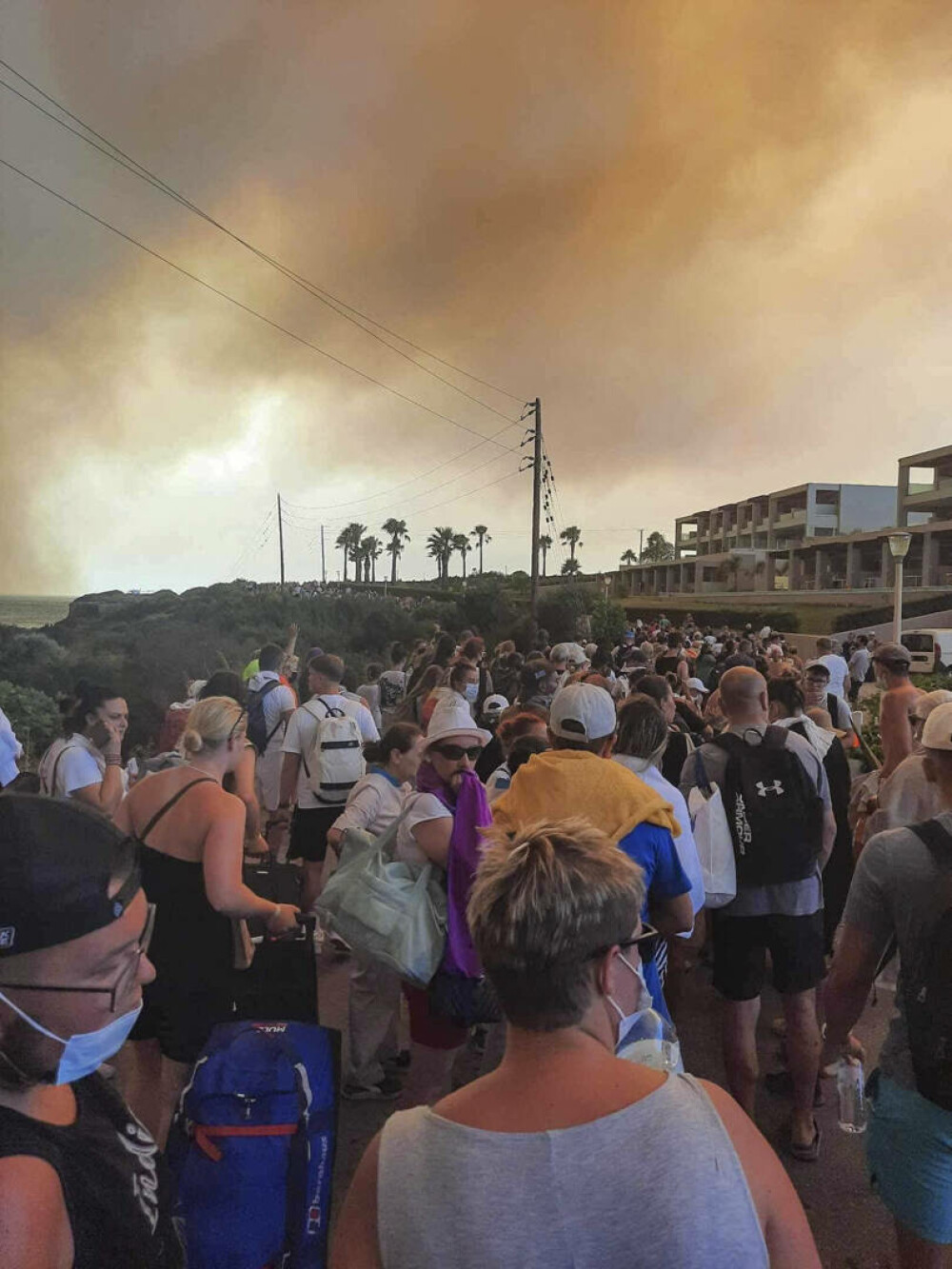Imagini apocaliptice pe insula Rodos din Grecia, din cauza incendiilor. Oameni cu valize în brațe, căutând refugiu - Imaginea 3