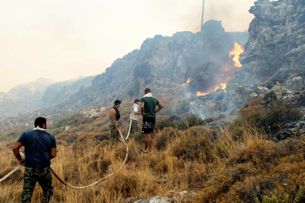Imagini apocaliptice pe insula Rodos din Grecia, din cauza incendiilor. Oameni cu valize în brațe, căutând refugiu - Imaginea 4
