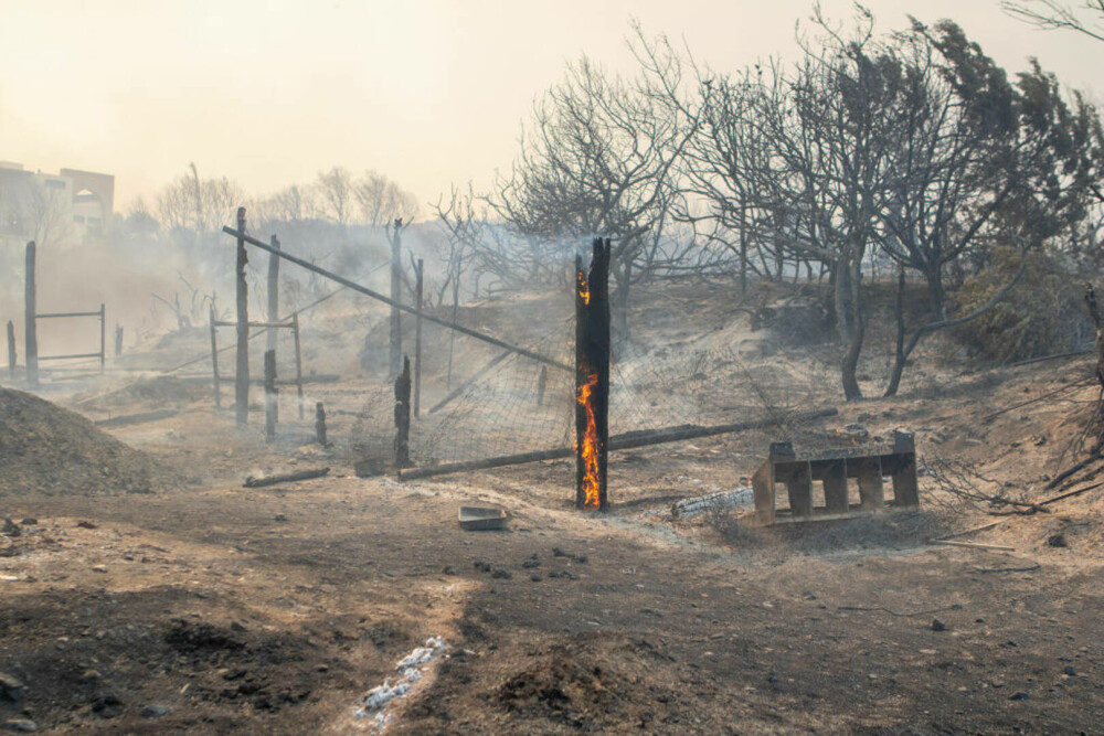 Incendii devastatoare în Rodos. Mii de persoane au fost evacuate și au petrecut noaptea în aer liber | GALERIE FOTO - Imaginea 2