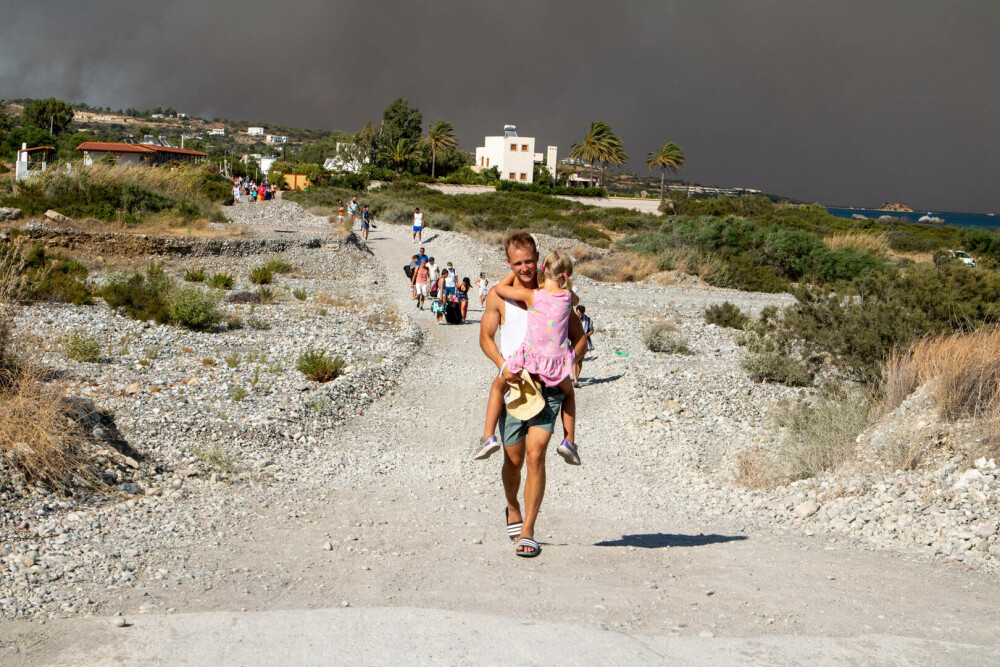 Incendii devastatoare în Rodos. Mii de persoane au fost evacuate și au petrecut noaptea în aer liber | GALERIE FOTO - Imaginea 1
