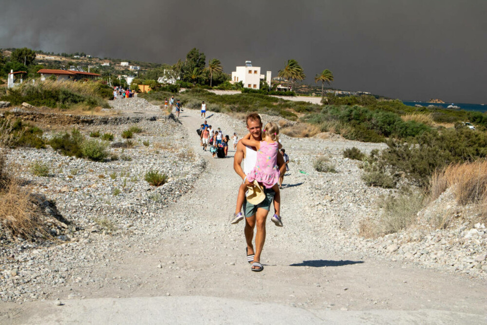 MAE, despre incendiile din Rodos: Numărul cetățenilor români aflați în zona de evacuare ar fi de aproximativ 25-30 - Imaginea 6