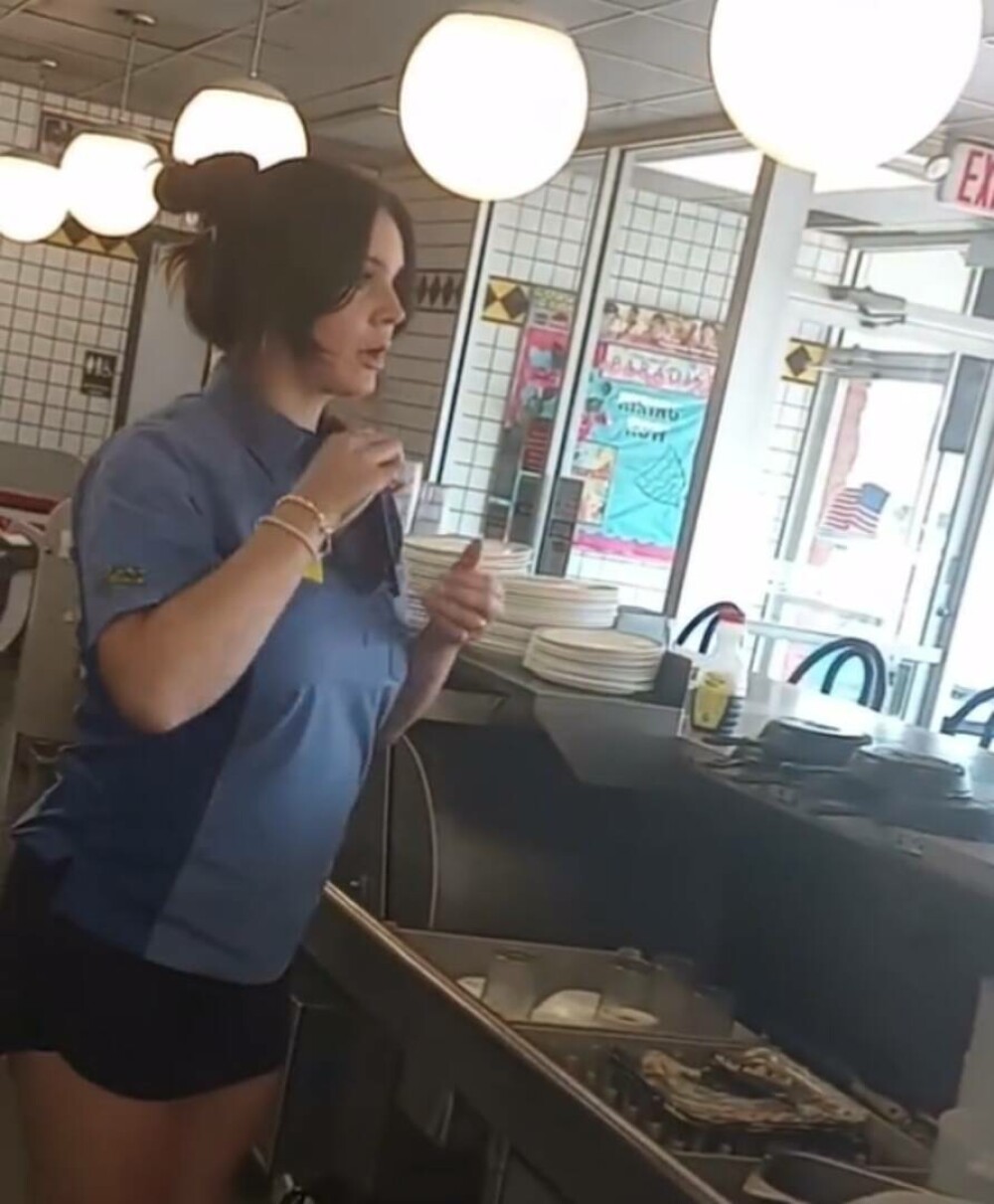 Vedeta celebră filmată în timp ce lucra la fast food. Clienții au fost uimiți când au văzut cine le ia comanda. GALERIE FOTO - Imaginea 3