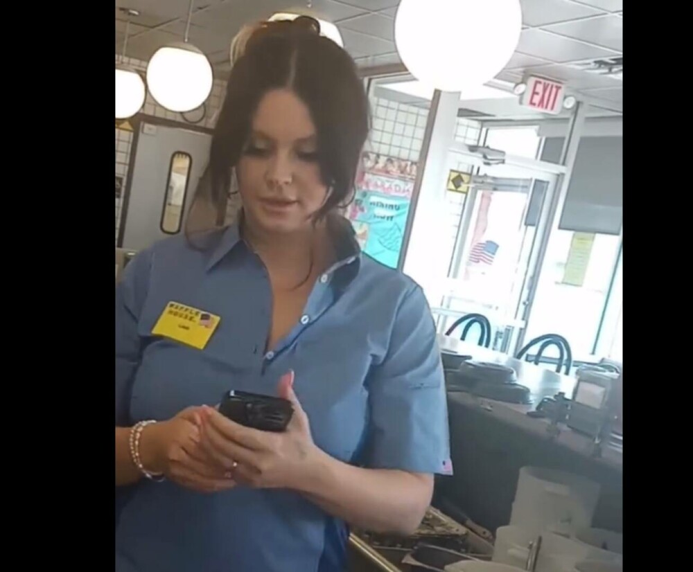 Vedeta celebră filmată în timp ce lucra la fast food. Clienții au fost uimiți când au văzut cine le ia comanda. GALERIE FOTO - Imaginea 4