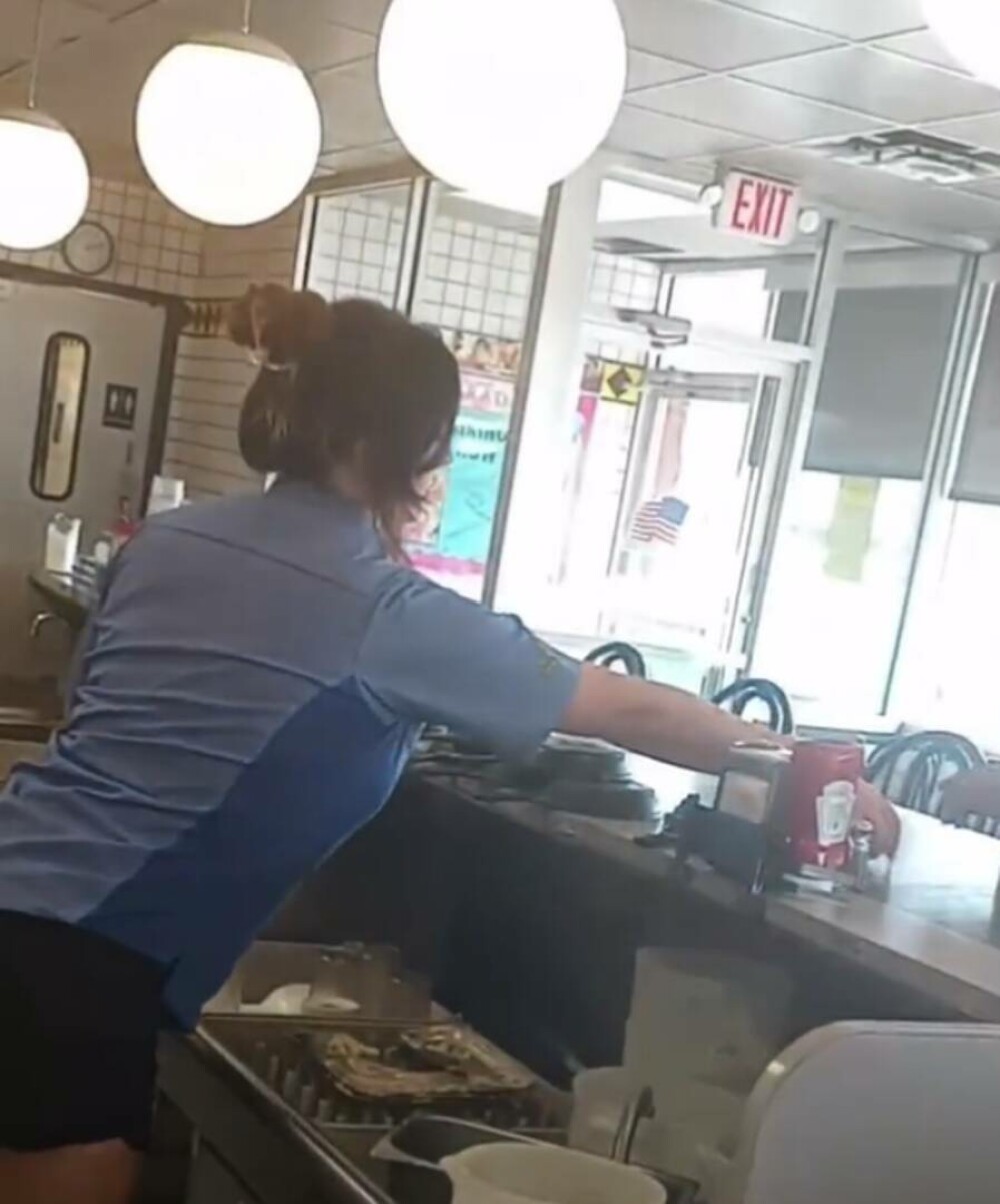 Vedeta celebră filmată în timp ce lucra la fast food. Clienții au fost uimiți când au văzut cine le ia comanda. GALERIE FOTO - Imaginea 5