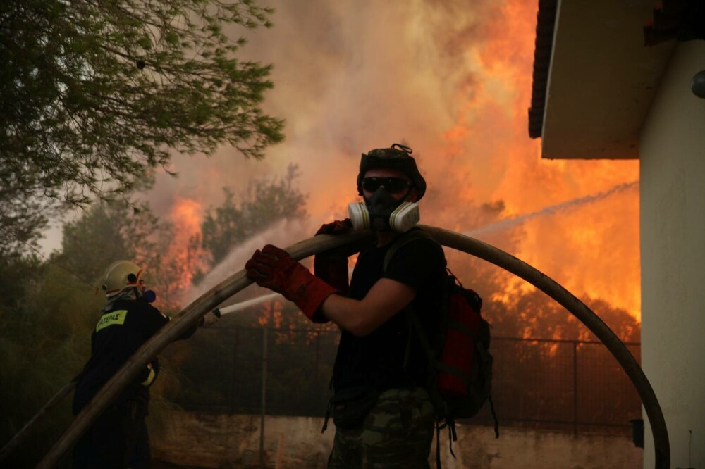 Incendiile din Grecia în imagini. Zeci de mii de oameni fug din calea flăcărilor devastatoare | Galerie Foto - Imaginea 3