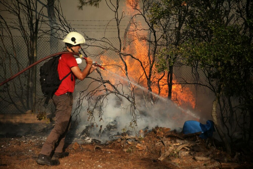 Incendiile din Grecia în imagini. Zeci de mii de oameni fug din calea flăcărilor devastatoare | Galerie Foto - Imaginea 4