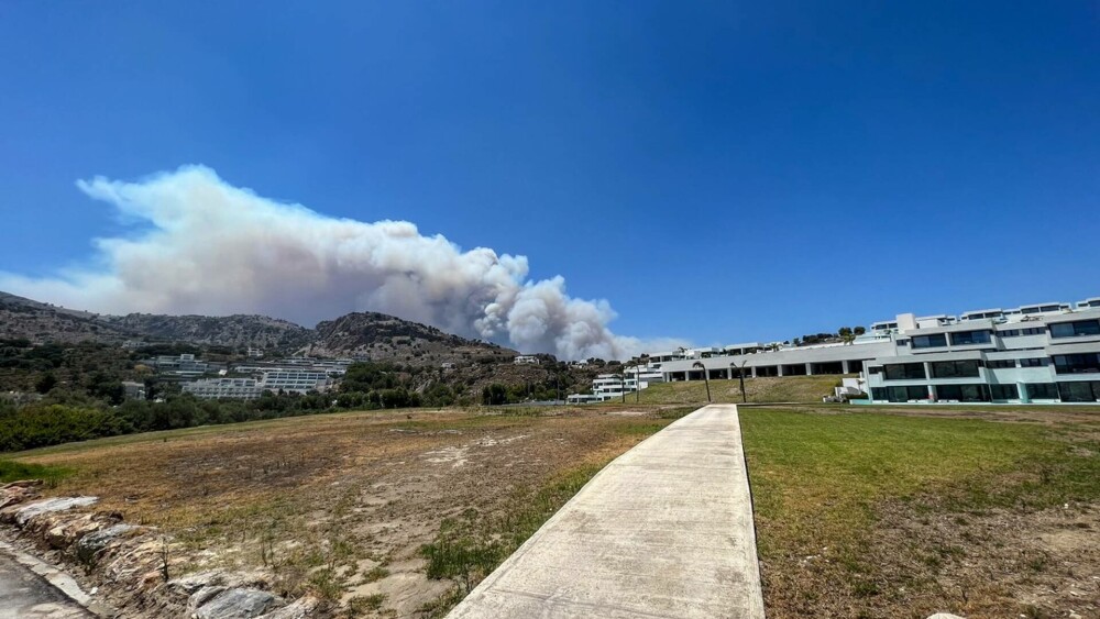 Incendiile din Grecia în imagini. Zeci de mii de oameni fug din calea flăcărilor devastatoare | Galerie Foto - Imaginea 10