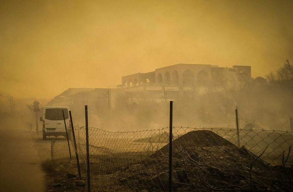 Incendiile din Grecia în imagini. Zeci de mii de oameni fug din calea flăcărilor devastatoare | Galerie Foto - Imaginea 15