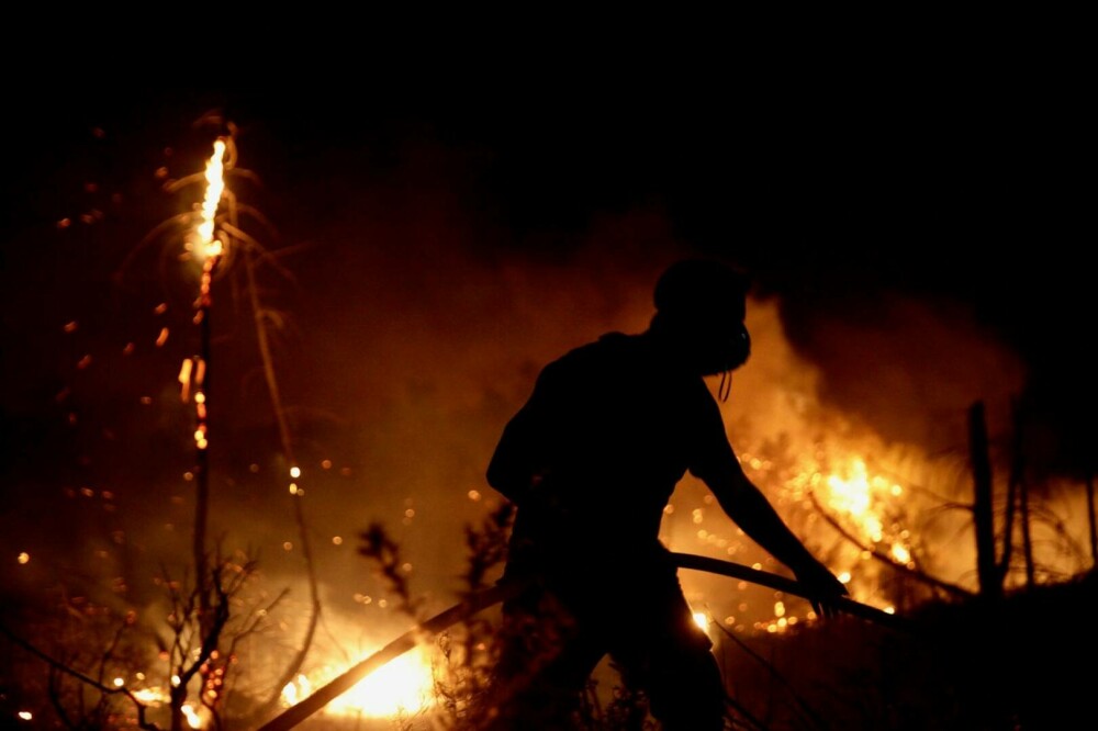 Incendiile din Grecia în imagini. Zeci de mii de oameni fug din calea flăcărilor devastatoare | Galerie Foto - Imaginea 21