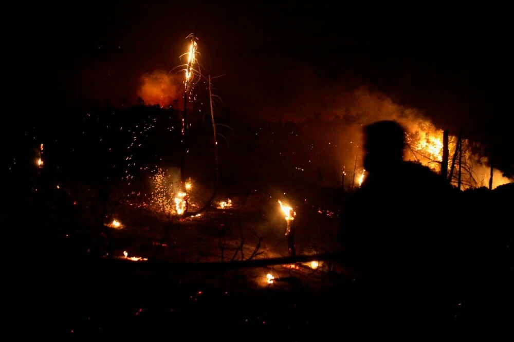 Incendiile din Grecia în imagini. Zeci de mii de oameni fug din calea flăcărilor devastatoare | Galerie Foto - Imaginea 22