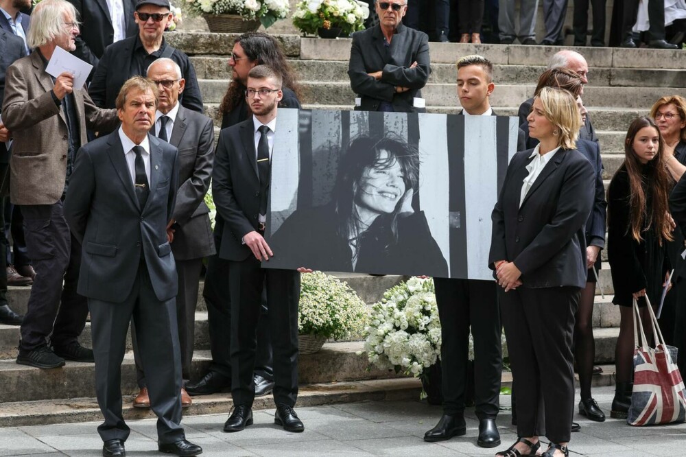 Celebrităţi şi sute de fani participă luni la înmormântarea legendarei artiste Jane Birkin. GALERIE FOTO - Imaginea 3