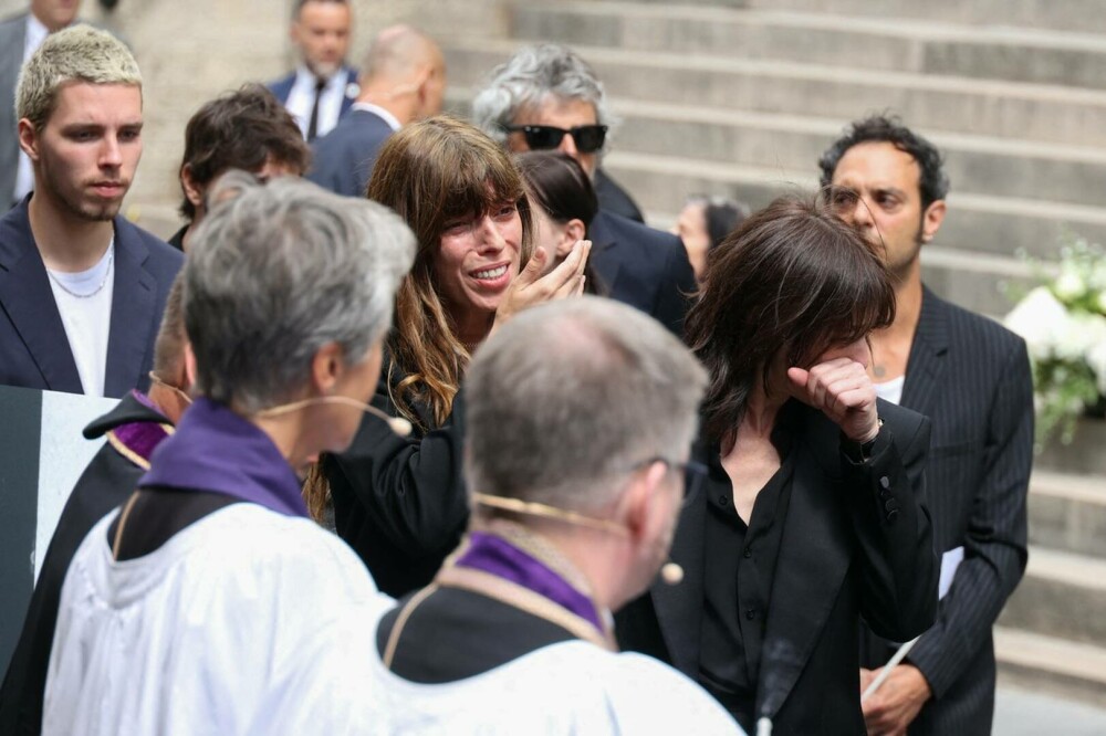 Celebrităţi şi sute de fani participă luni la înmormântarea legendarei artiste Jane Birkin. GALERIE FOTO - Imaginea 6