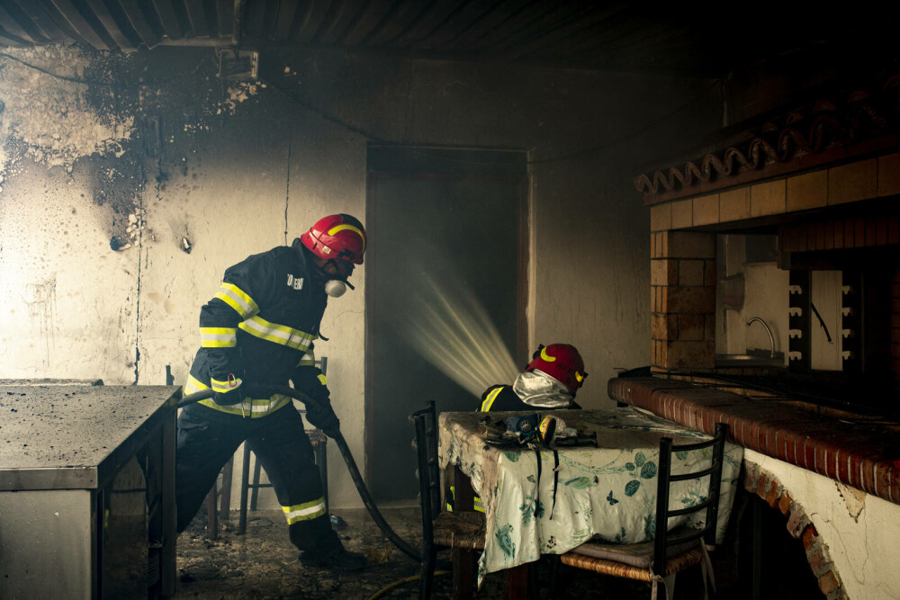 Pompierii români salvează animale din infernul elen. Imagini emoționante surprinse în timpul luptei cu flăcările | FOTO - Imaginea 1