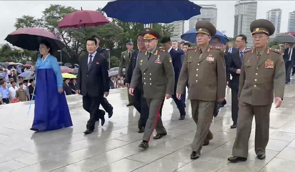 Șeful Armatei Rusiei, primit cu covorul roșu în Coreea de Nord. Cele două țări anunță o colaborare ”în domeniul apărării” - Imaginea 1