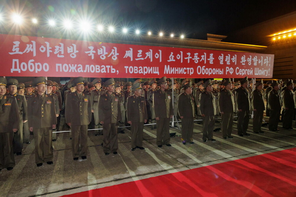 Șeful Armatei Rusiei, primit cu covorul roșu în Coreea de Nord. Cele două țări anunță o colaborare ”în domeniul apărării” - Imaginea 2