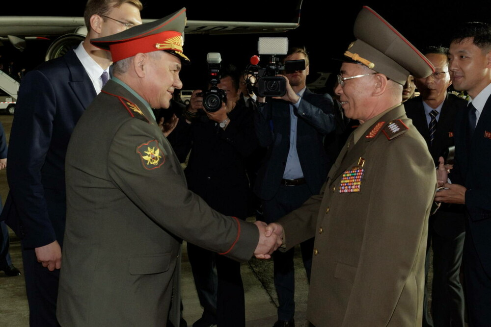 Șeful Armatei Rusiei, primit cu covorul roșu în Coreea de Nord. Cele două țări anunță o colaborare ”în domeniul apărării” - Imaginea 3