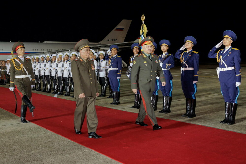 Șeful Armatei Rusiei, primit cu covorul roșu în Coreea de Nord. Cele două țări anunță o colaborare ”în domeniul apărării” - Imaginea 4