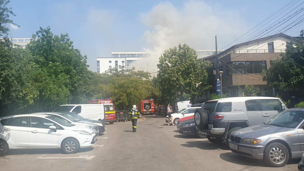 Panică în Sectorul 3. Un incendiu care a mistuit mai multe case a izbucnit în cartierul Muncii: 6 persoane au fost rănite - Imaginea 1